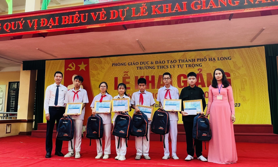 Sacombank trao tặng 35 suất học bổng nhân dịp khai giảng 