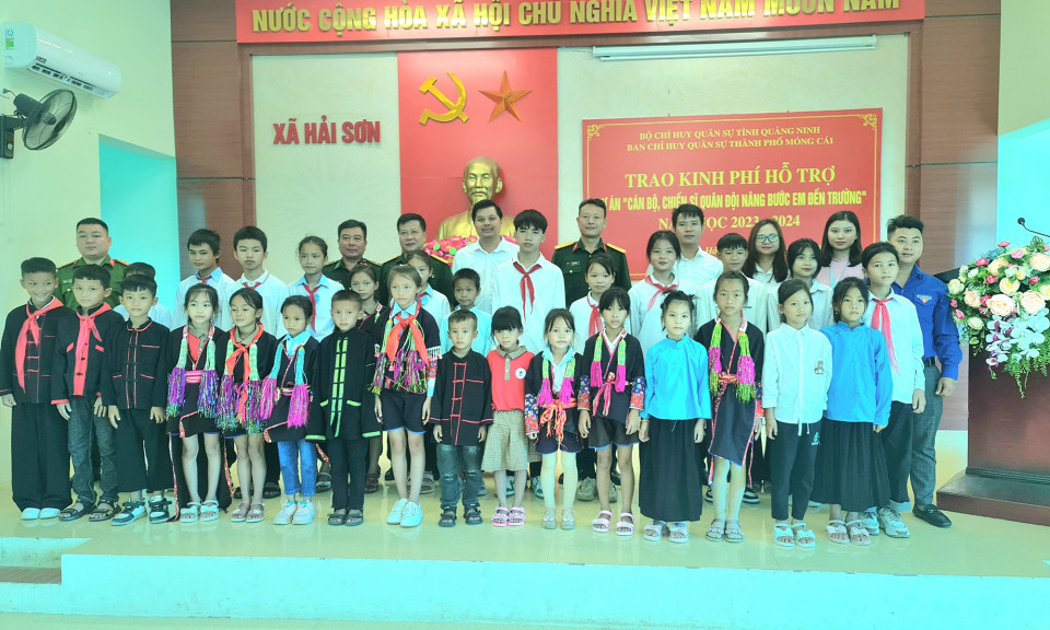 Ban CHQS TP Móng Cái: Trao kinh phí hỗ trợ 32 học sinh có hoàn cảnh khó khăn
