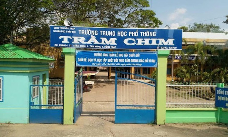 Hiệu trưởng đột quỵ khi đang đọc diễn văn khai giảng 