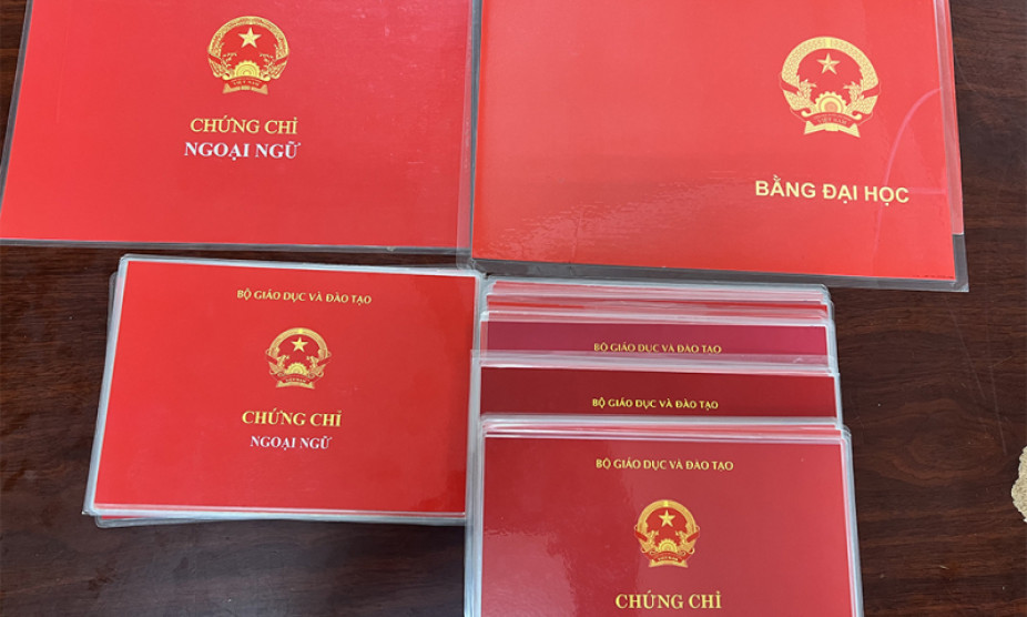 Bắt 2 đối tượng làm bằng đại học và chứng chỉ giả