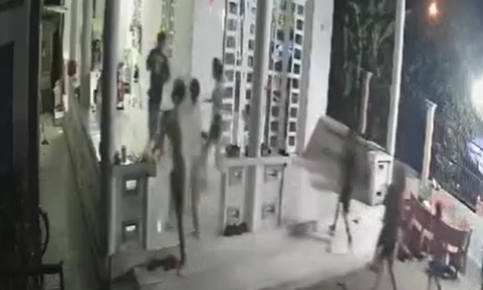 Nghi bị tố chạy xe nẹt pô, nhóm thanh niên cầm hung khí vào nhà dân đe dọa
