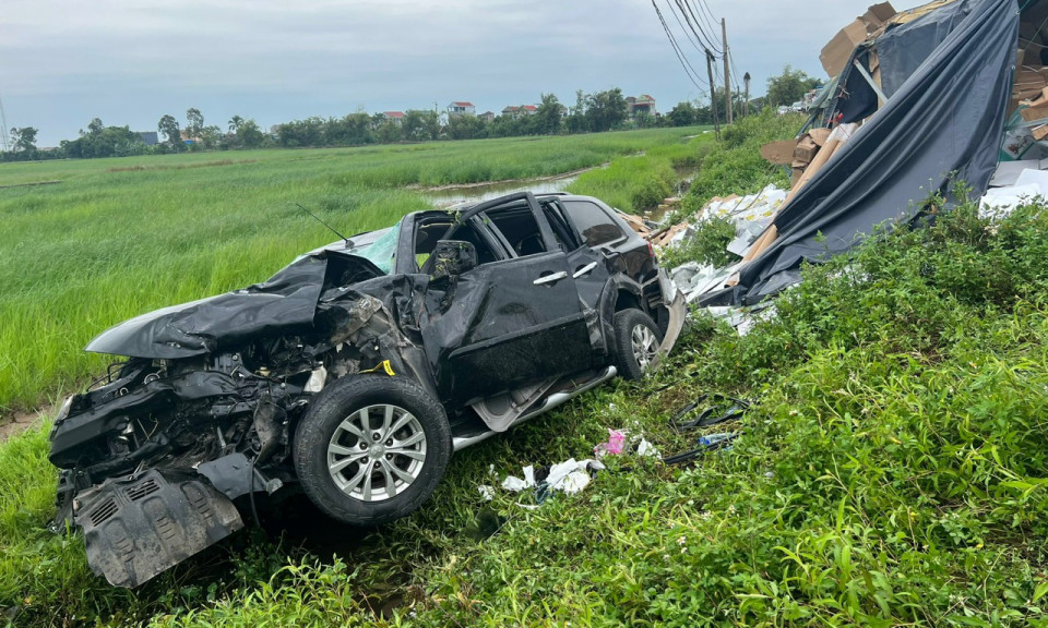 Xe tải và xe con bẹp dúm sau va chạm trên Quốc lộ 10 tại Ninh Bình