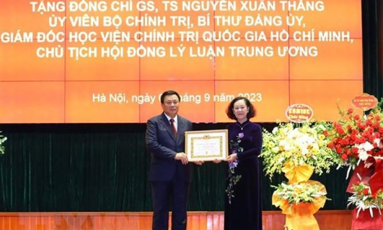 Trao Huy hiệu 40 năm tuổi Đảng tặng Giáo sư, Tiến sĩ Nguyễn Xuân Thắng