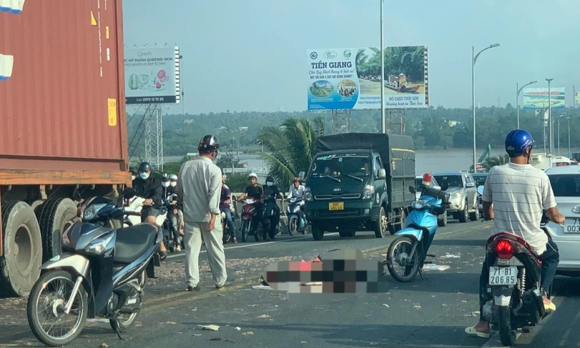 Cầu Rạch Miễu ùn tắc nghiêm trọng do va chạm giao thông