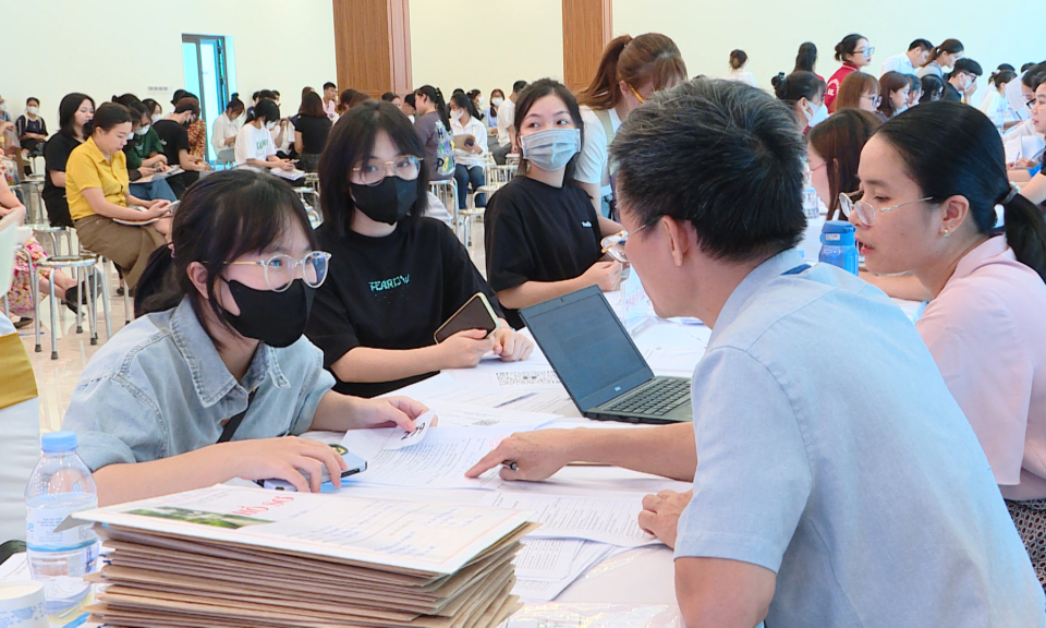 Số tân sinh viên Đại học Hạ Long nhập học vượt chỉ tiêu tỉnh giao