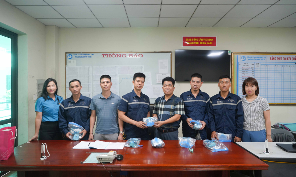 Công đoàn TKV trao tặng bảo hộ lao động cho công nhân Than Hạ Long