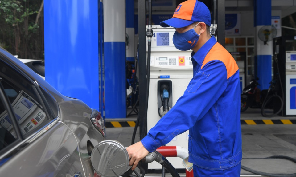 Tiết lộ lý do khiến giá xăng tăng một mạch 6 lần liền