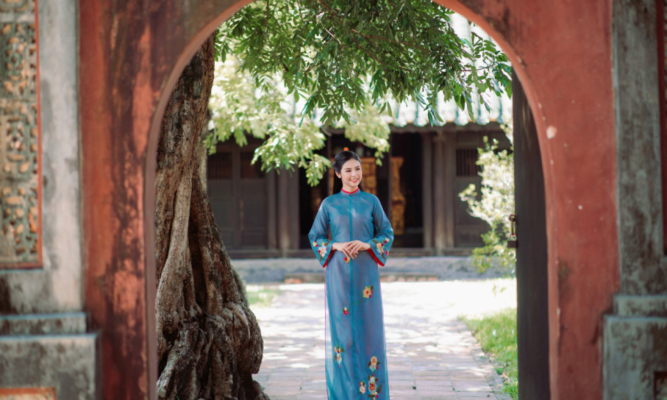 Beauty queen showcases ao dai collection at Hue royal tomb