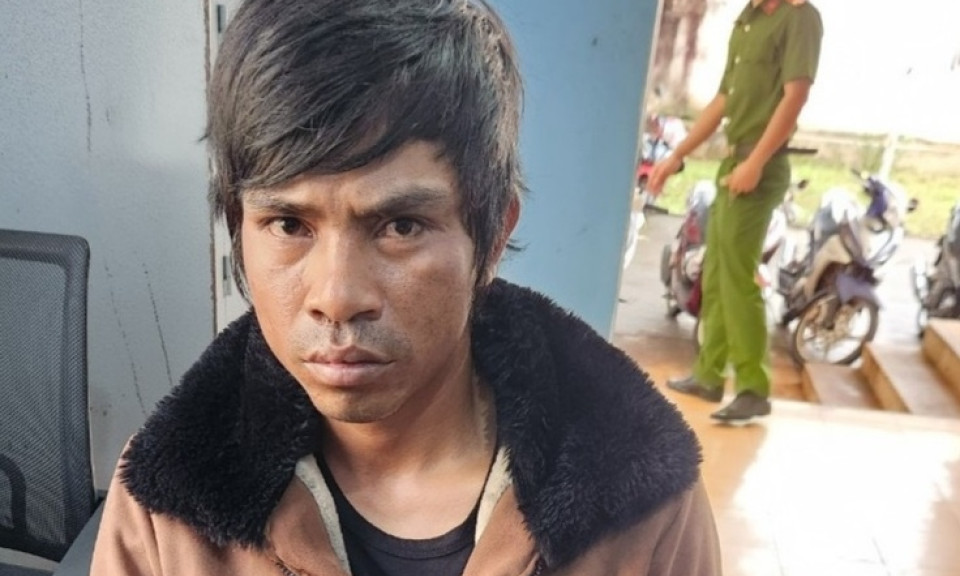 Tạm giữ đối tượng chém 2 bạn nhậu trọng thương vì "không biết điện thoại ở đâu"