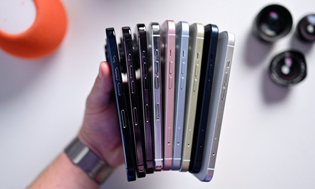 Mô hình iPhone 15 với 9 màu