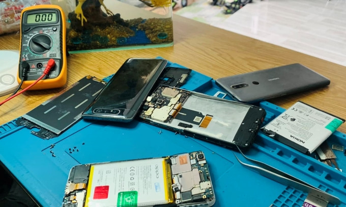 Chật vật thay pin điện thoại Android đời cũ
