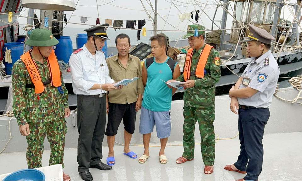 Tuyên truyền chống khai thác IUU cho ngư dân trên vùng biển Móng Cái