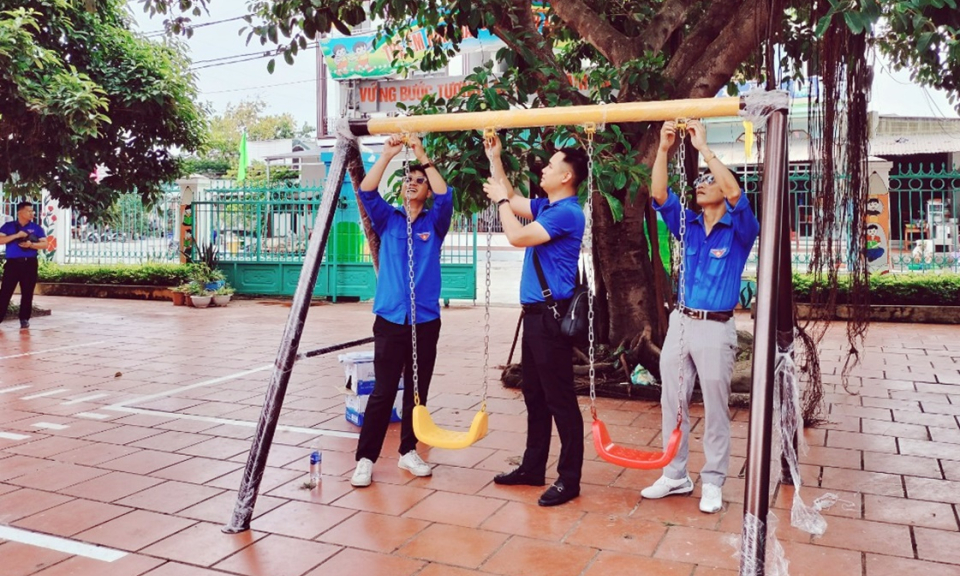 Hoạt động tình nguyện tại xã đảo Ngọc Vừng