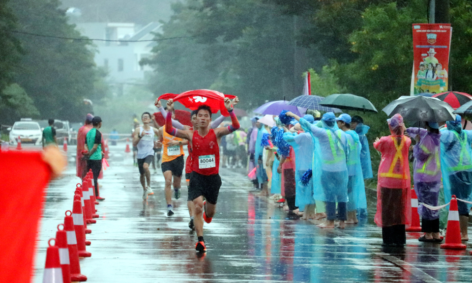 Sôi động Giải VnExpress Marathon Amazing Hạ Long 2023