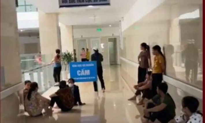 Một bé song sinh tử vong, một bé nguy kịch sau tiêm vắc xin