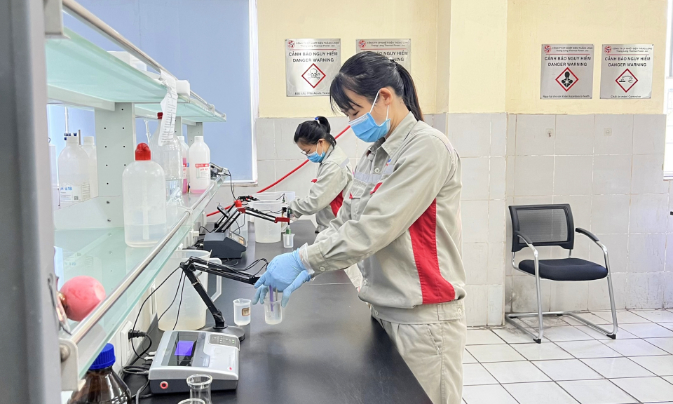 Quan tâm bảo vệ quyền và lợi ích cho lao động nữ