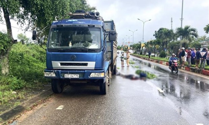 Kon Tum: Xe máy va chạm ôtô tải, hai vợ chồng tử vong tại chỗ