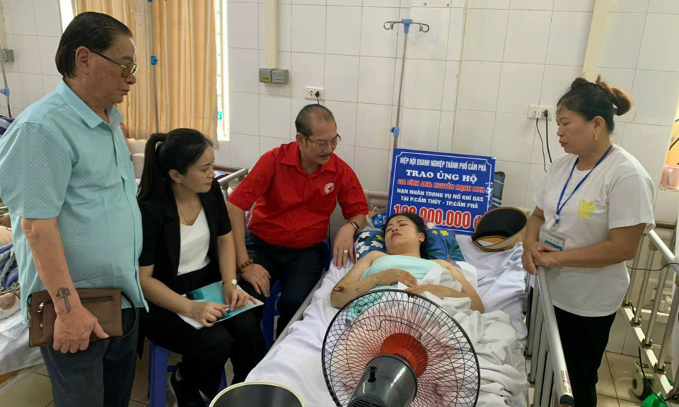 Hiệp hội Doanh nghiệp TP Cẩm Phả hỗ trợ 110 triệu đồng cho gia đình bị thương trong vụ nổ
