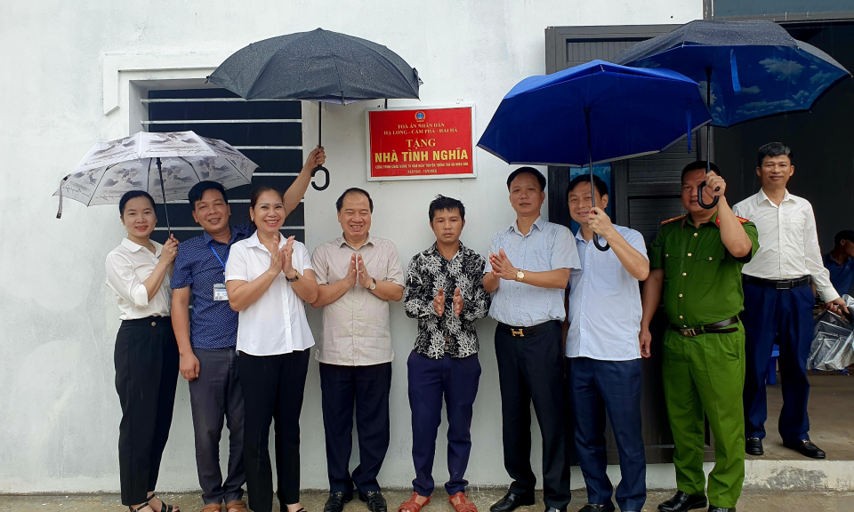 Tòa án nhân dân Hạ Long - Cẩm Phả - Hải Hà trao tặng nhà tình nghĩa