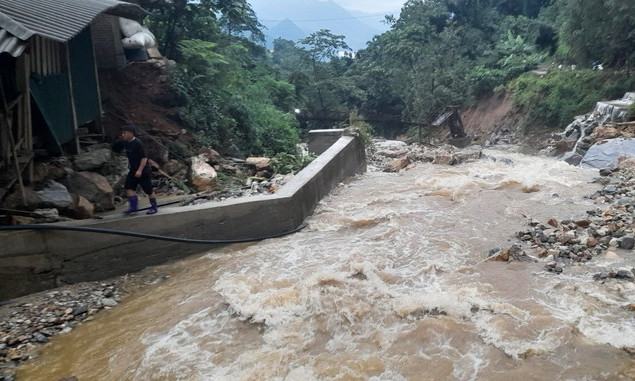 Lũ quét khiến 2 người chết, 4 người bị cuốn trôi ở Sa Pa