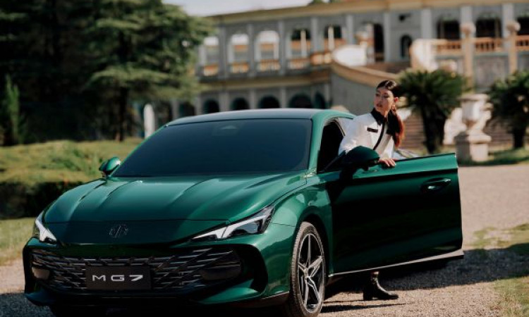 Toyota Camry xuất hiện đối thủ trong phân khúc sedan hạng D: Xe lai coupe, giá rẻ hơn nhiều