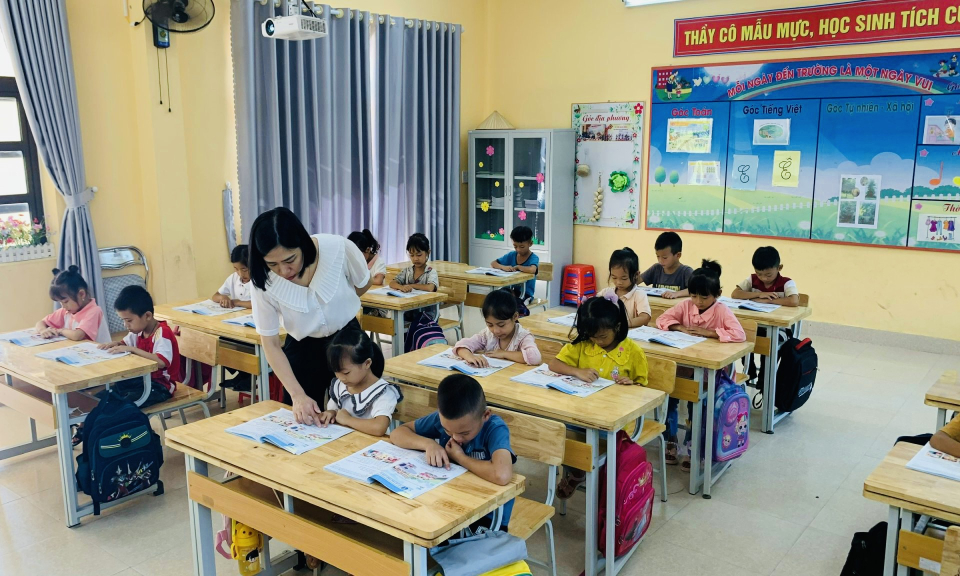 Cô giáo trẻ tận tâm với nghề
