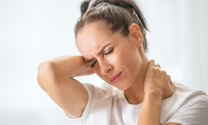 Bác sĩ cảnh báo thói quen bẻ cổ có thể gây ra tình trạng chết người