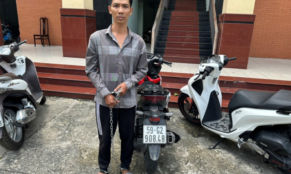 Shipper cướp giật điện thoại của du khách nước ngoài