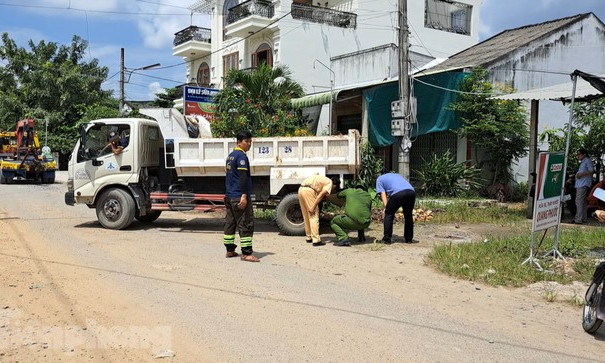 Người khuyết tật bán vé số bị xe ben lùi cán tử vong