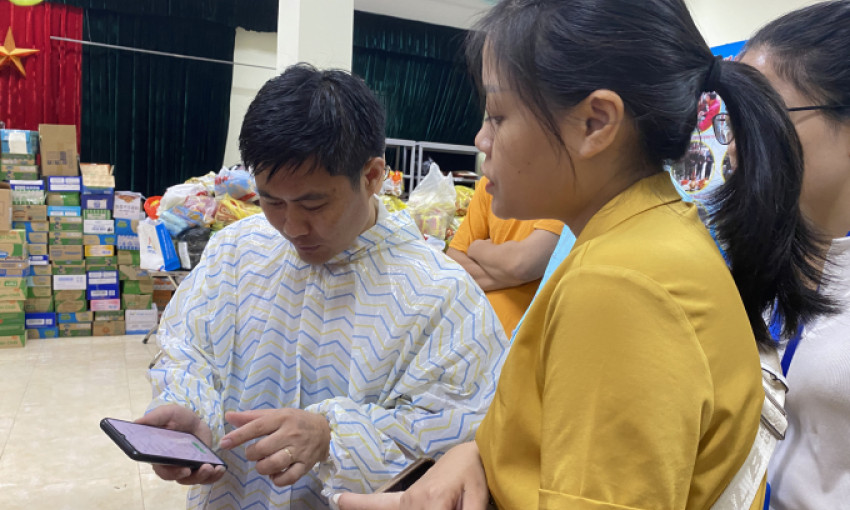 Hàng trăm người đến gửi đồ cứu trợ nạn nhân vụ cháy