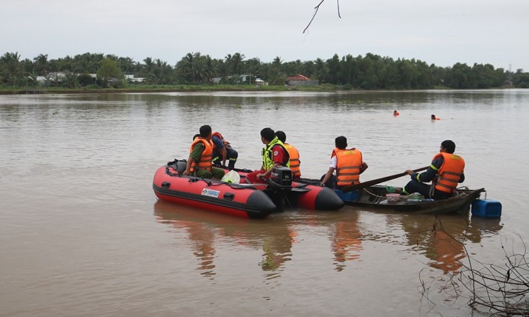 Trà Vinh: 5 học sinh lớp 9 rủ nhau tắm sông, 2 em mất tích