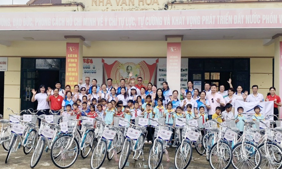 Trao 50 xe đạp cho học sinh có hoàn cảnh khó khăn tại huyện Hải Hà