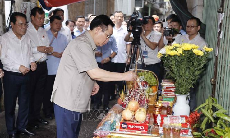 Chủ tịch Quốc hội thăm hỏi, tưởng niệm các nạn nhân vụ cháy chung cư mini