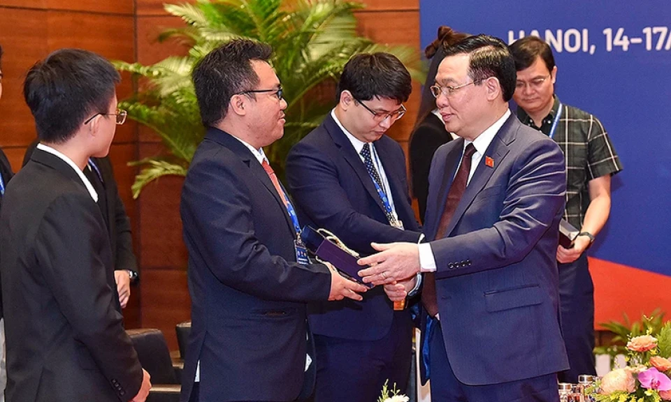 'Tuổi trẻ Việt Nam hãy chinh phục những đỉnh cao hơn nữa'