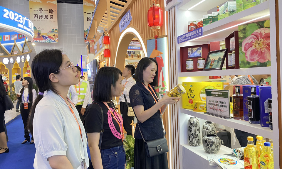 Gian hàng Việt Nam thu hút khách tham quan tại Hội chợ Trung Quốc - ASEAN lần thứ 20