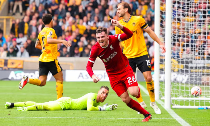 Liverpool lên đỉnh bảng Ngoại hạng Anh