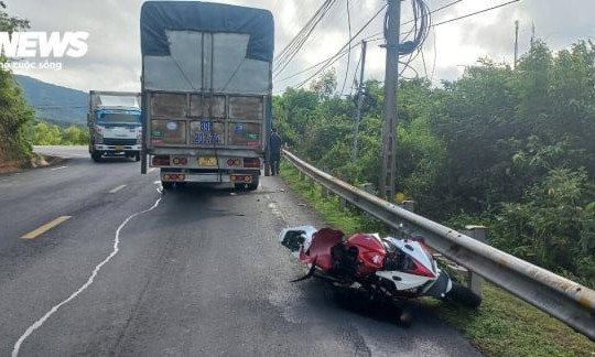Nam thanh niên chạy mô tô phân khối lớn tông vào xe tải tử vong