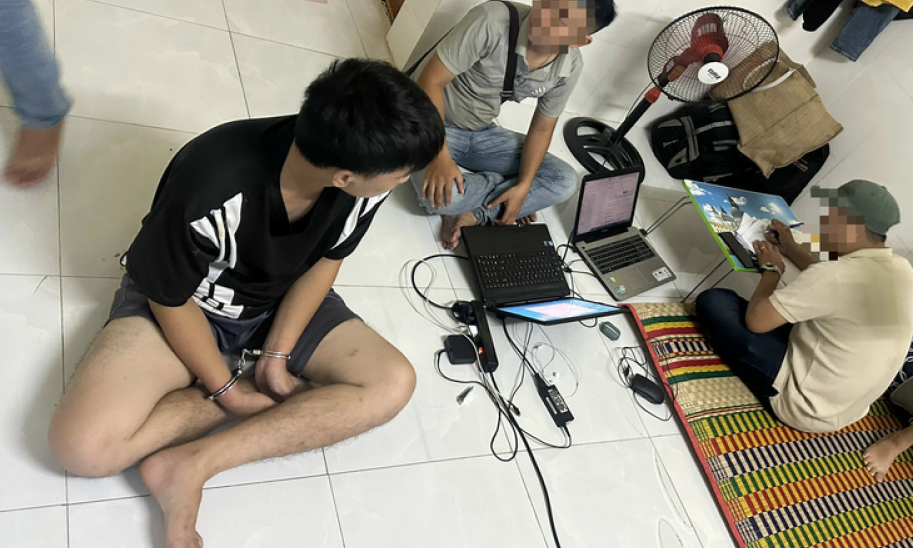 Nhân viên lắp đặt camera quay cảnh 'nóng' của khách hàng để tống tiền