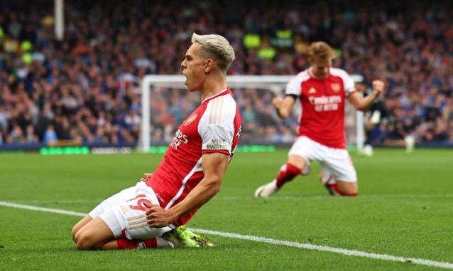 Arsenal trở lại top 4 Ngoại hạng Anh