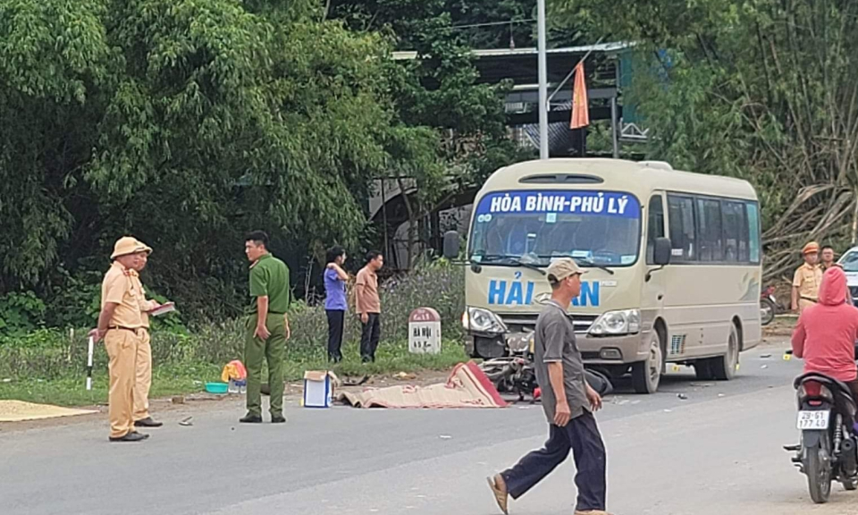 Tài xế xe máy tử vong sau va chạm với ô tô khách