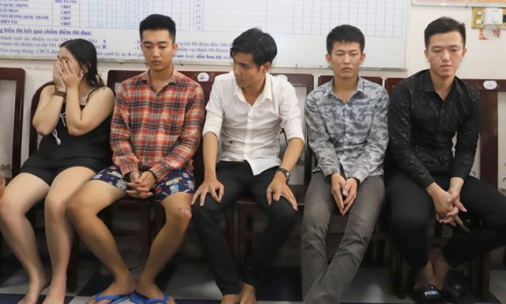 Bắt nhóm ép các cô gái massage chụp hình khỏa thân, bán dâm trả nợ