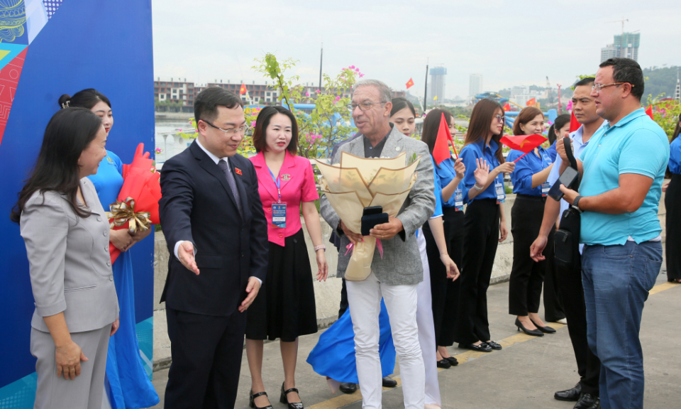 全球青年议员代表团参观下龙湾
