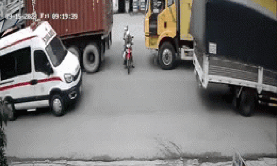 Xe máy cố lách qua khe hẹp, cảnh tượng 20 giây sau khiến nhiều người ôm mặt