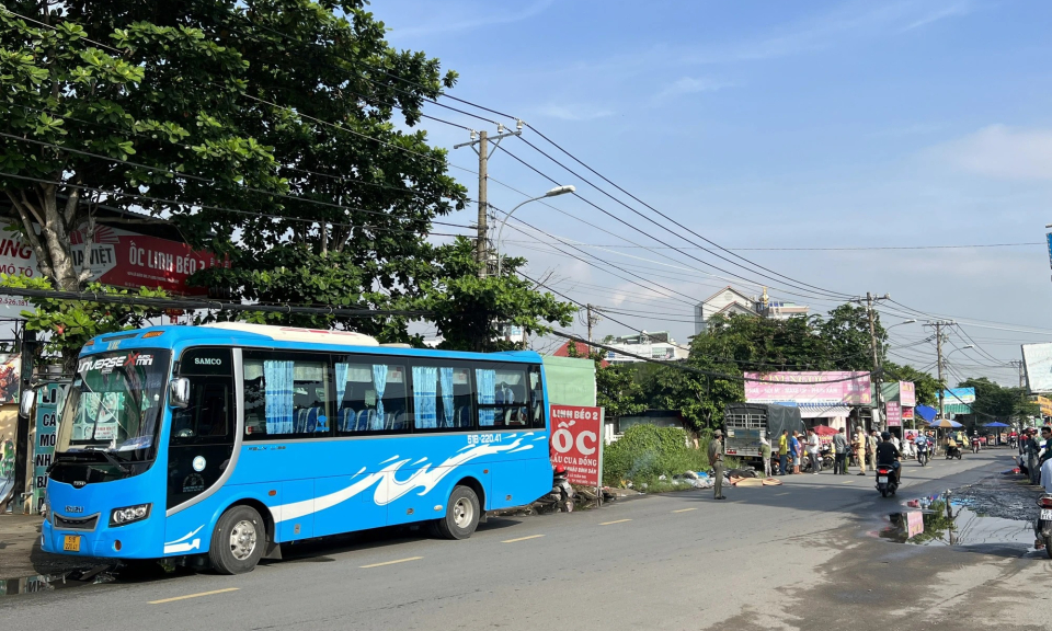 Xe khách va chạm xe máy, người phụ nữ ngã xuống đường tử vong thương tâm