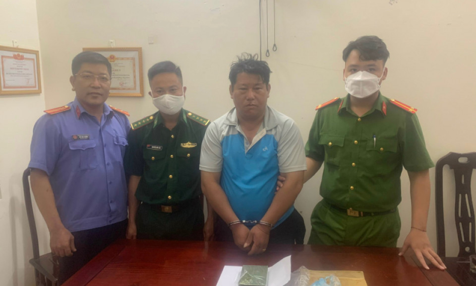 Chạng vạng tối, ôm “hàng trắng” về xuôi