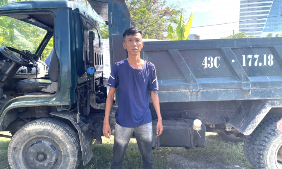 Trộm xe ben, lái đi đổ xăng thì bị bắt