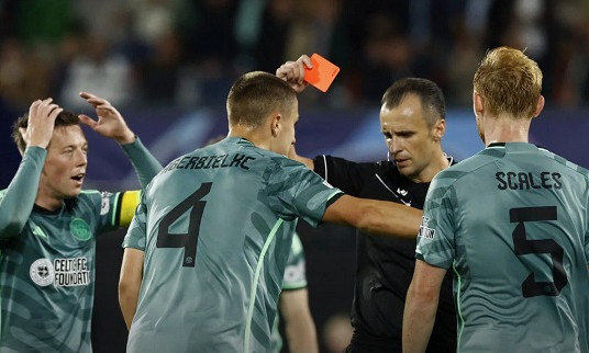 VAR bị chỉ trích ngay lượt trận đầu tiên ở Champions League