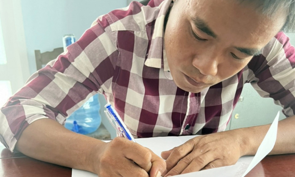Công an xã vận động đối tượng truy nã ra đầu thú
