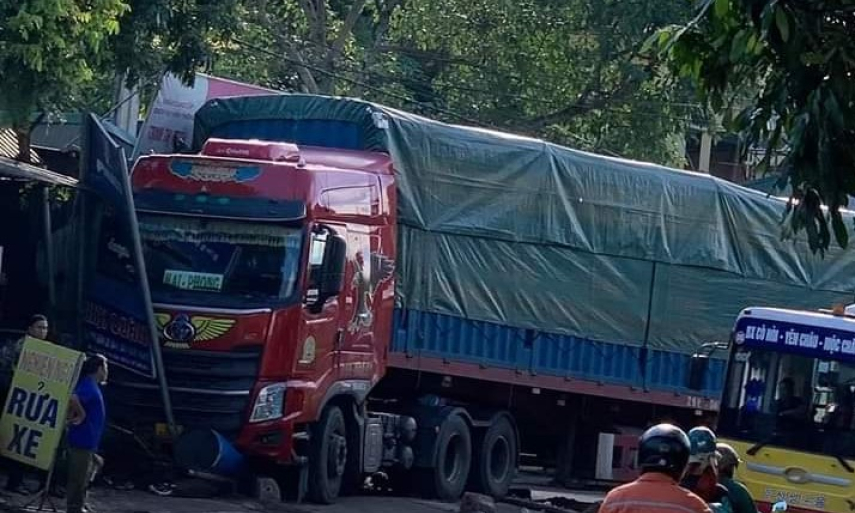 Sơn La: Ô tô đầu kéo tông xe máy đang sang đường, một người tử vong