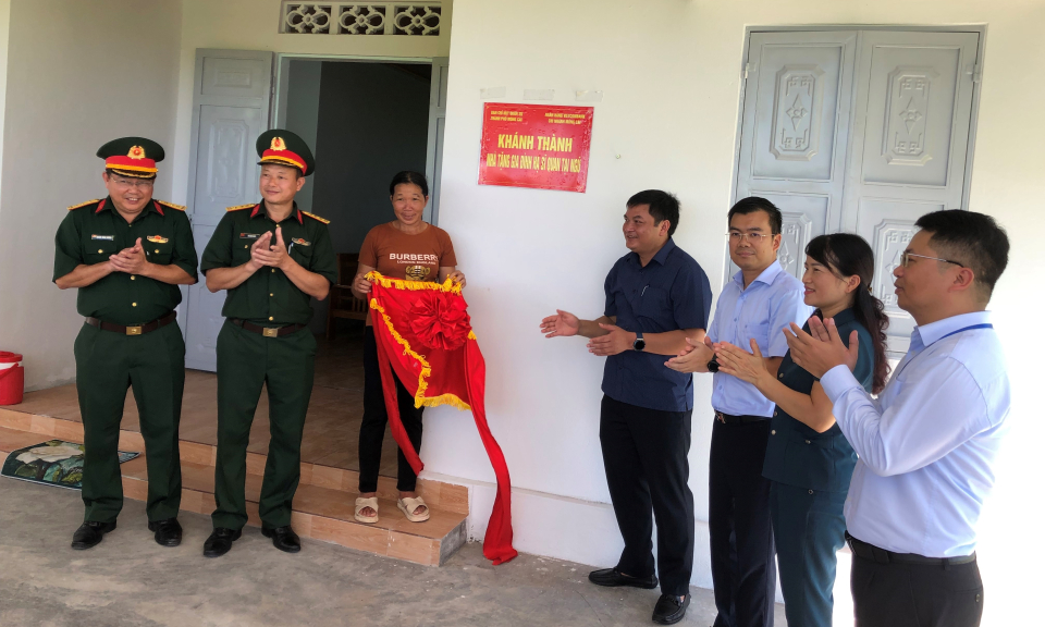 Khánh thành, trao tặng nhà đồng đội cho gia đình chiến sỹ